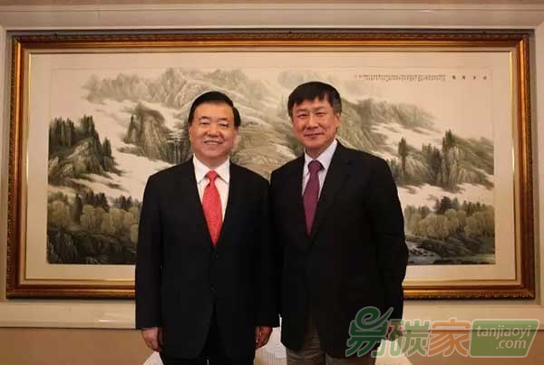 甘肅省省委書記王三運(yùn)（左）、國(guó)家發(fā)改委學(xué)術(shù)委員會(huì)秘書長(zhǎng)張燕生（右）