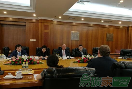 解振華特別代表會見荷蘭皇家帝斯曼集團董事長謝白曼就美國退出巴黎協(xié)定后國際應(yīng)對氣候變化合作的形勢、國際碳定價聯(lián)盟等問題交換意見