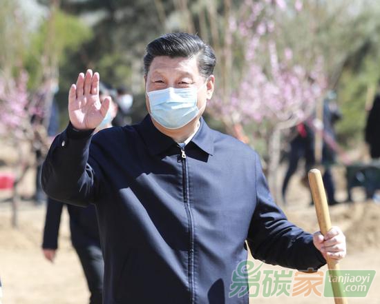 2020年4月3日，黨和國家領(lǐng)導(dǎo)人習(xí)近平、李克強(qiáng)、栗戰(zhàn)書、汪洋、王滬寧、趙樂際、韓正、王岐山等來到北京市大興區(qū)舊宮鎮(zhèn)參加首都義務(wù)植樹活動(dòng)。這是習(xí)近平拿起鐵鍬走向植樹地點(diǎn)，向正在植樹的干部群眾揮手致意。新華社記者龐興雷攝