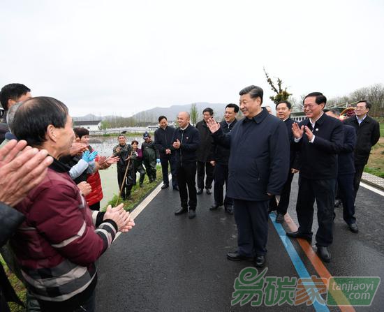 2020年3月30日，中共中央總書記、國家主席、中央軍委主席習(xí)近平在浙江省安吉縣天荒坪鎮(zhèn)余村考察，同村民們親切交談，了解該村多年來踐行“綠水青山就是金山銀山”理念、推動(dòng)綠色發(fā)展發(fā)生的巨大變化。新華社記者申宏攝